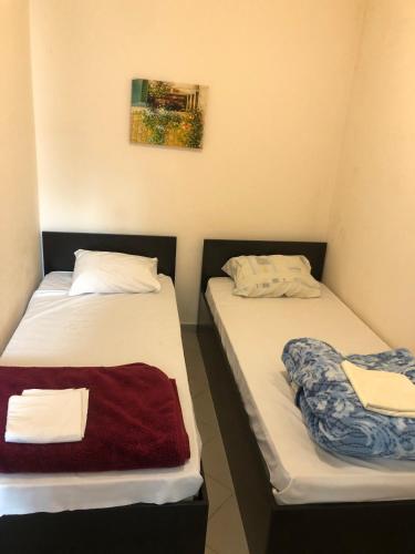 two beds sitting next to each other in a room at Apartmani Marina in Sutomore