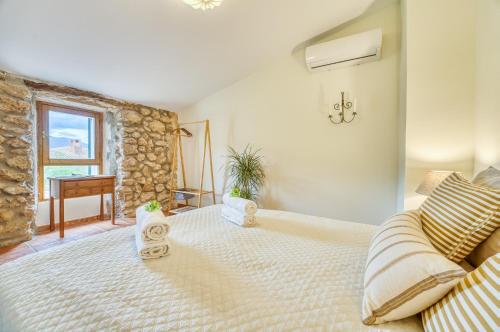 Un dormitorio con una cama grande y una mesa. en Ideal Property Mallorca - Son Paulo, en Búger