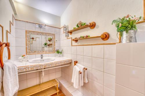 un baño con lavabo y espejo en Ideal Property Mallorca - Son Paulo, en Búger