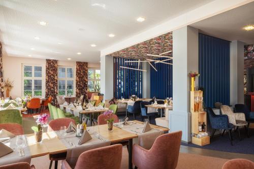 een restaurant met tafels en stoelen in een kamer bij b-smart hotel Widnau in Widnau