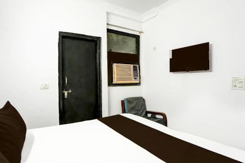A bed or beds in a room at Roomshala 170 Hotel Aura - Malviya Nagar