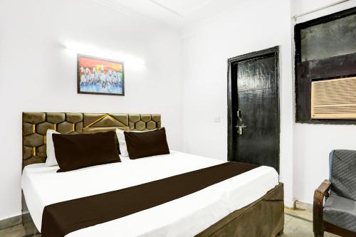 Un ou plusieurs lits dans un hébergement de l'établissement Roomshala 170 Hotel Aura - Malviya Nagar