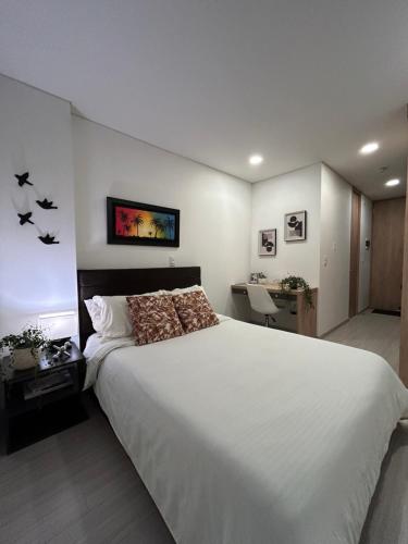 Ένα ή περισσότερα κρεβάτια σε δωμάτιο στο Apartaestudio en Bogotá