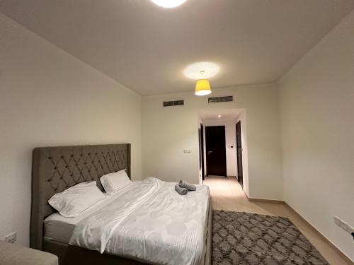 a bedroom with a large bed and a light at The residences 1 - Luxury 1BR apt in Downtown Dubai - 2 mins walk to Burj Khalifa & Dubai Mall in Dubai