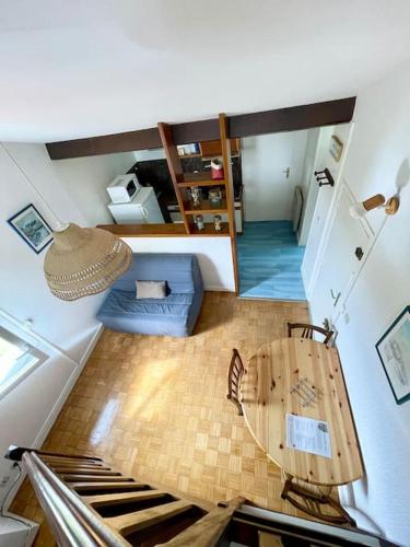 d'un salon avec une table. dans l'établissement Appartement à 400m de la plage avec parking - CAPBRETON, à Capbreton