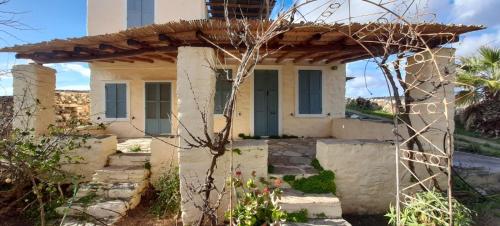 a house with a gate in front of it at ΞΕΝΩΝΑΣ ΜΑΡΗ in Chrousa