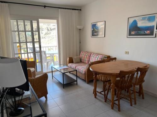 sala de estar con mesa y sofá en Apartamentos Bellavista Gomera, en Playa de Santiago