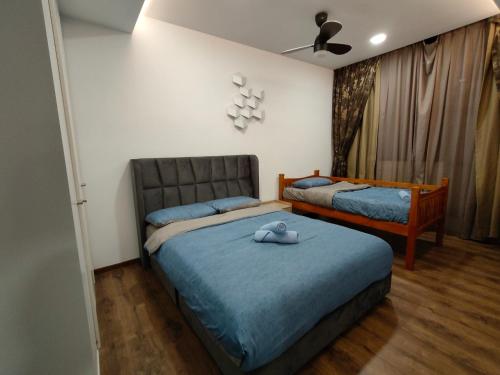 een slaapkamer met 2 bedden en een plafondventilator bij A.Foo Homestay 4.3 @ Vivacity Megamall Jazz Suite 4 in Kuching