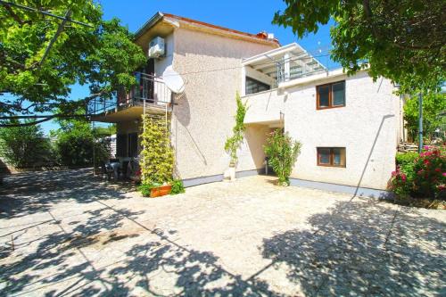 uma casa com um grande pátio em frente em Ferienwohnung für 3 Personen ca 25 qm in Pjescana Uvala, Istrien Istrische Riviera - b54410 em Pjescana Uvala