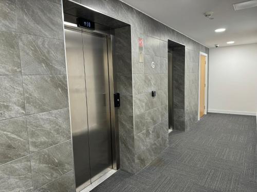 Penthouse height Flat, City View Balcony, Quiet, Free Wifi, Gym & More Minimalistic Home photo 31