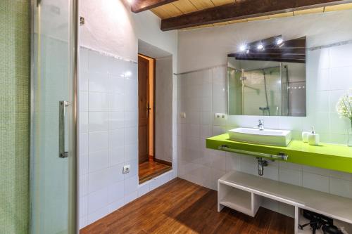 y baño con lavabo y espejo. en Can Guineu, en Pollensa