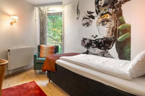 - une chambre avec un lit et une peinture murale dans l'établissement Skogshem & Wijk, à Lidingö