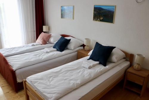 Ένα ή περισσότερα κρεβάτια σε δωμάτιο στο Green River Rooms