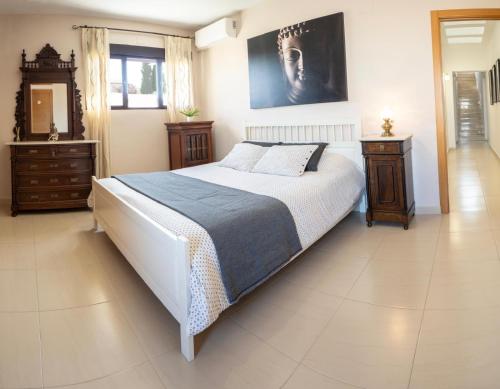 1 dormitorio con 1 cama grande y 2 mesitas de noche en Casa Miragredos, a solo 5 min de Puy du Fou y Toledo, en Cobisa