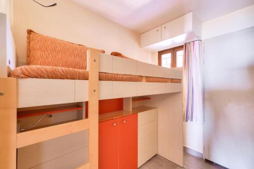 une chambre avec un lit superposé et une fenêtre dans l'établissement Résidence Cannes Villa Francia - maeva Home - Appartement 2 pièces 5 personnes - Prestige MAE-8991, à Cannes