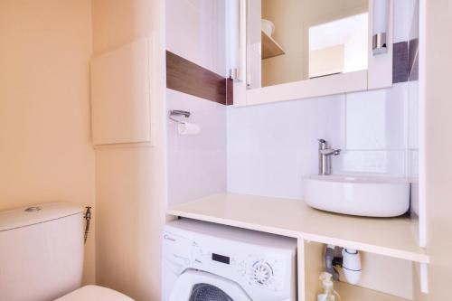 une salle de bain avec un lavabo et une machine à laver dans l'établissement Résidence Cannes Villa Francia - maeva Home - Appartement 2 pièces 5 personnes - Prestige MAE-8991, à Cannes