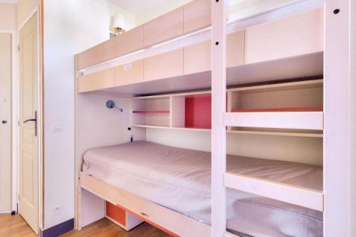 - une chambre avec des lits superposés dans l'établissement Résidence Cannes Villa Francia - maeva Home - Appartement 2 pièces 5 personnes - Sélection MAE-9021, à Cannes