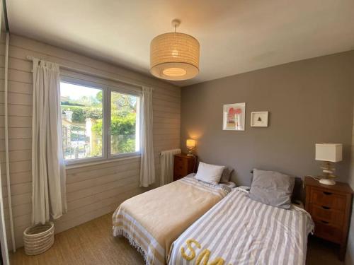 - une chambre avec deux lits à côté d'une fenêtre dans l'établissement Haut de villa, à Mouans-Sartoux