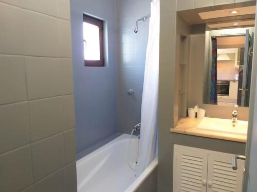 Sabine Apartamento T1 Superior في ألبوفيرا: حمام مع حوض ومغسلة ودش