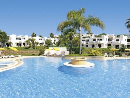 a large swimming pool in front of a resort at Sabine Apartamento T1 Superior in Albufeira