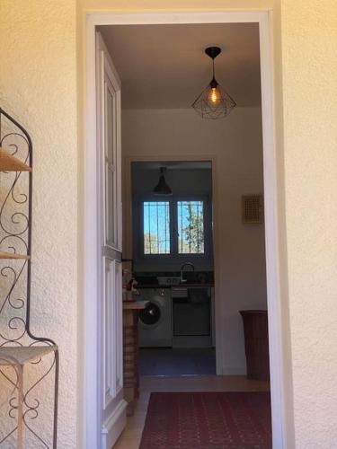 une porte ouverte vers une cuisine avec une fenêtre dans l'établissement Haut de villa, à Mouans-Sartoux