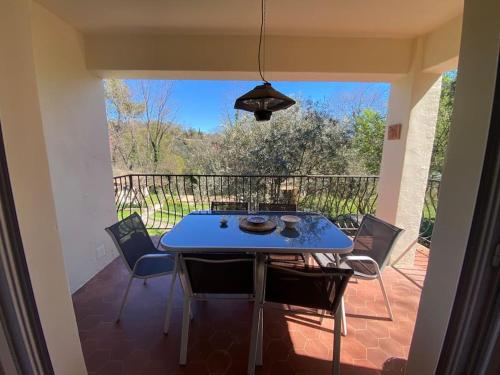 une table et des chaises sur une terrasse avec vue dans l'établissement Haut de villa, à Mouans-Sartoux
