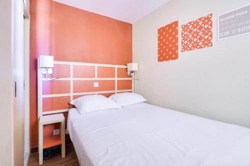 une chambre avec un lit blanc et un mur orange dans l'établissement Résidence Cannes Villa Francia - maeva Home - Appartement 2 pièces 5 personnes - Prestige MAE-2341, à Cannes