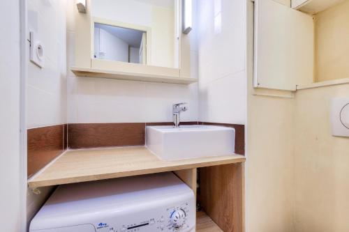une salle de bain avec un lavabo et des toilettes dans l'établissement Résidence Cannes Villa Francia - maeva Home - Appartement 2 pièces 5 personnes - Prestige MAE-2341, à Cannes