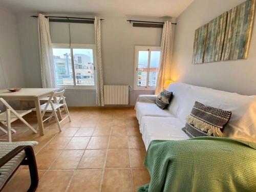 salon z białą kanapą i stołem w obiekcie Horta HouseGardenViews2 bedrooms w Barcelonie