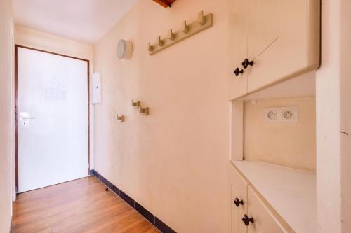 un couloir avec des abeilles sur le mur dans une maison dans l'établissement Résidence Cannes Villa Francia - maeva Home - Appartement 2 pièces 4 personnes - Sélection MAE-2351, à Cannes