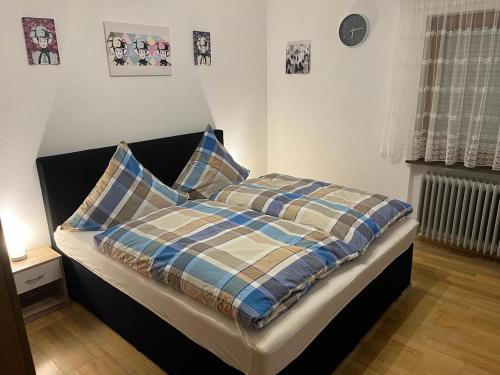 łóżko z poduszkami w sypialni w obiekcie Haus Sommerberg w mieście Titisee-Neustadt