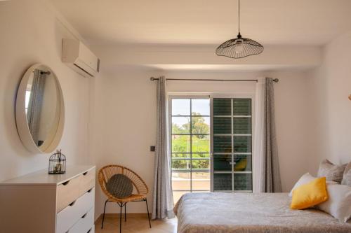 - une chambre avec un lit, un bureau et une fenêtre dans l'établissement Casa Galé - Joia das Sesmarias 600mts praia, à Albufeira