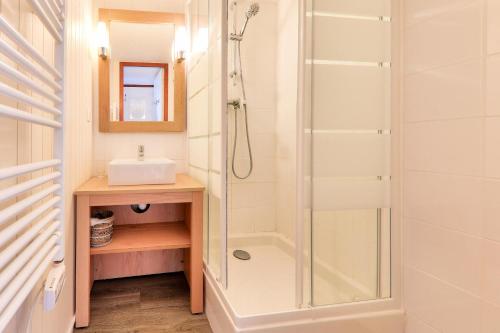 une salle de bain avec douche et lavabo dans l'établissement Résidence Port du Crouesty - maeva Home - Appartement 4 pièces 6 personnes - Confort MAE-8121, à Arzon