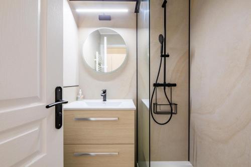 une salle de bain avec un lavabo et un miroir dans l'établissement Résidence le Village de Cap Esterel - maeva Home - Appartement cosy 2 pièces 4 personnes - Prestige - super Home MAE-2121, à Saint-Raphaël