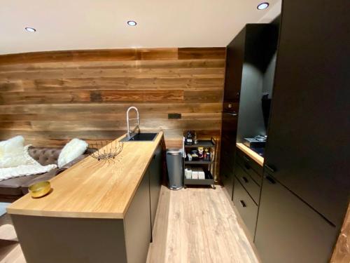 une cuisine avec un comptoir et un évier dans une pièce dans l'établissement appartement sur les pistes, lumineux et central Courchevel 1850, à Courchevel