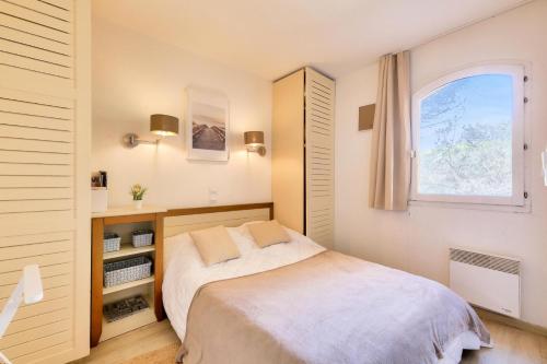 une petite chambre avec un lit et une fenêtre dans l'établissement Résidence Saint-Raphaël Valescure - maeva Home - Appartement chaleureux avec terrasse 2 pièces 6 personnes - Prestige - super Home MAE-6731, à Valescure