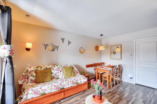 un salon avec un lit et une table dans l'établissement La résidence du Lac - maeva Home - Appartement cosy avec balcon 2 pièces 4 personnes - Prestige - super Home MAE-6751, à Monflanquin