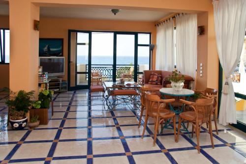 パノルモス・レティムノにあるMarelina Villasのリビングルーム(テーブル、椅子付)
