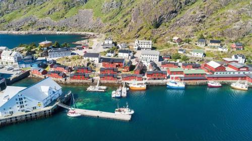 Vedere de sus a Rorbu i Lofoten i fantastiske omgivelser