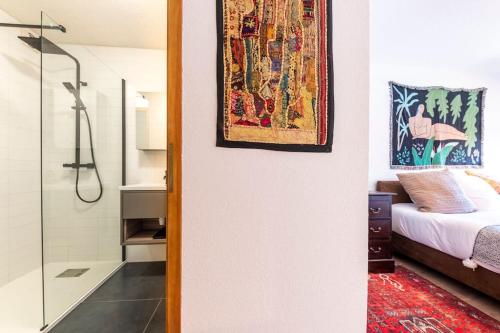 une salle de bain avec douche et un lit avec un tapis dans l'établissement Morzine Apartment, à Morzine