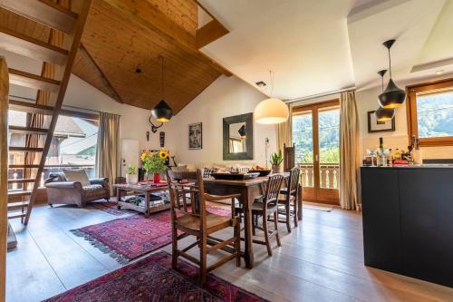 une salle à manger et un salon avec une table et des chaises dans l'établissement Morzine Apartment, à Morzine