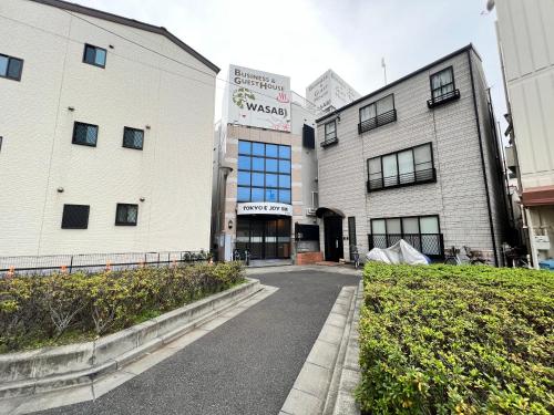 東京にあるE JOY INN-East Nipoori Branchの建物の前の空いている通り