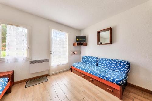 un salon avec un canapé et une fenêtre dans l'établissement Résidence Port du Crouesty - maeva Home - Appartement 2 pièces 4 personnes - Budget MAE-9831, à Arzon