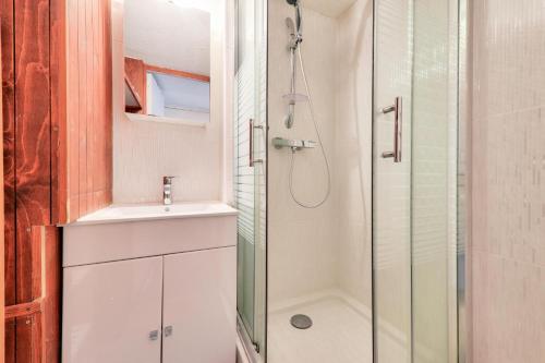 une salle de bain avec douche et lavabo dans l'établissement Résidence Port du Crouesty - maeva Home - Appartement 2 pièces 4 personnes - Budget MAE-9831, à Arzon