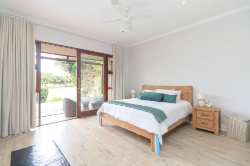 Postel nebo postele na pokoji v ubytování Golf & Leisure Delight - Pecanwood Golf Estate - Hartbeespoort