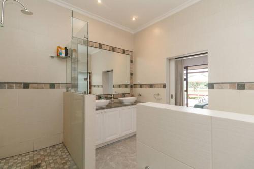 Koupelna v ubytování Golf & Leisure Delight - Pecanwood Golf Estate - Hartbeespoort