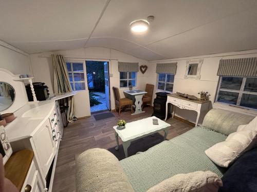 un salon avec un canapé et une table dans l'établissement Cherryberry Lodges, à Abergavenny