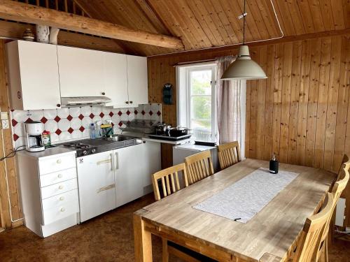 Kuchyň nebo kuchyňský kout v ubytování Traditional Hamnøya Rorbua with spectacular view!