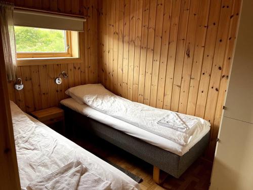 Postel nebo postele na pokoji v ubytování Traditional Hamnøya Rorbua with spectacular view!