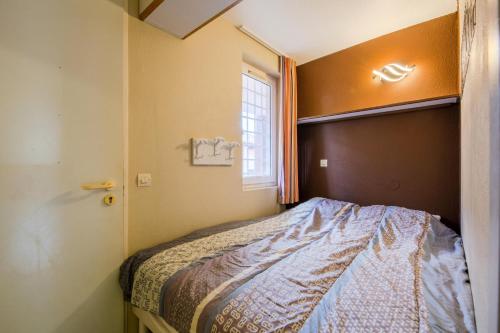 une chambre avec un lit dans une pièce avec une fenêtre dans l'établissement Résidence le Village de Cap Esterel - maeva Home - Studio climatisé 5 personnes - Confort MAE-8331, à Saint-Raphaël